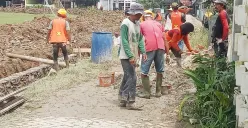 Sejumlah pekerja sedang menjalankan pembangunan Alun-Alun Pagelaran, Kecamatan Pagelaran, Kabupaten Pandeglang. (Sumber: Poskota/Samsul Fatoni)