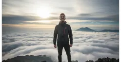 Hasil edit prompt Gemini AI foto cowok keren di puncak Seven Summit Indonesia ala documenter National Geographic. (Sumber: Freepik/pressfoto)
