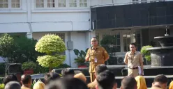 Sekda Kabupaten Bogor, Ajat Rochmat Jatnika memimpin apel di halaman Setda, Cibinong. (Sumber: Pemkab Bogor)