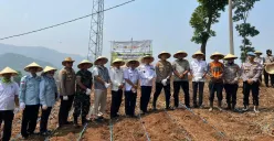Polres Cimahi melaksanakan kegiatan penanaman jagung serentak kuartal IV tahun 2025 di Kampung Cimenteng, Desa Kanangasari, Kecamatan Cikalongwetan, Kabupaten Bandung Barat, Rabu, 8 Oktober 2025. (Sumber: Poskota/Gatot Poedji Utomo)