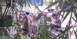 Momen saat prajurit TNI menangkap pelaku begal dan tabrak lari di ruas Tol Kebon Jeruk KM 5, Jakarta Barat, pada Selasa, 7 Oktober 2025. (Sumber: Istimewa)