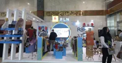 Booth UMKM binaan PLN UID Jakarta Raya menjadi pusat perhatian pengunjung dalam pameran INACRAFT yang digelar dari 1-5 Oktober 2025 di JICC. (Sumber: Dok. PLN UID Jakarta Raya)
