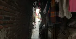 Suasana Gang Venus, permukiman padat di RW 03 Kelurahan Jembatan Besi, Tambora, Jakarta Barat, minim paparan sinar matahari, Kamis, 9 Oktober 2025. (Sumber: Poskota/Pandi Ramedhan)