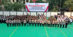 Polres Metro Jakarta Barat menggelar apel siaga kamtibmas bersama unsur Potmas di Lapangan Hijau Polres Metro Jakarta Barat, Kamis, 9 Oktober 2025. (Sumber: Dok Humas Polres Jakbar)