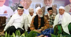Sekda Kabupaten Tangerang, Soma Atmaja bersama Abuya Muhtadi (tengah), dan Ketua MUI Kabupaten Tangerang, KH Uwes Nawawi (kanan) saat acara doa bersama di Masjid Al-Amjad, Kamis, 9 Oktober 2025. (Sumber: Istimewa)
