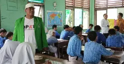 Anggota Komisi IV DPRD Kota Bekasi meninjau ruang kelas di USB SMP 62 Kota Bekasi yang rusak, Kamis, 9 Oktober 2025. (Sumber: Poskota/Nurpini Aulia Rapika)