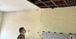 Kadisdik Kota Bekasi, Alexander Zulkarnain, meninjau bangunan USB SMP 62 Kota Bekasi di Medan Satria, Kamis 9 Oktober 2025. (Sumber: POSKOTA | Foto: Nurpini Aulia Rapika)