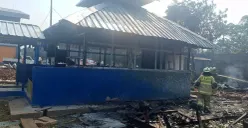 Petugas melakukan pendinginan di lokasi kebakaran rumah bedeng di kawasan Kelapa Gading, Jakarta Utara, Kamis, 9 Oktober 2025. (Sumber: Damkar Jakut)