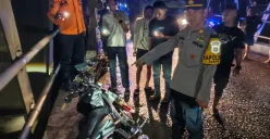 Polisi menunjukkan motor yang ditinggalkan pria tanpa identitas itu sebelum melompat ke Sungai Cisadane, Kabupaten Bogor. (Sumber: Polsek Rumpin)
