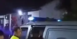 Petugas Polsek Bojongsari mengamankan seorang pria yang diduga mencuri tas berisi uang dan ponsel di wilayah Serua, Bojongsari, Kota Depok, Rabu, 8 Oktober 2025, malam. (Sumber: @sawangan_info)