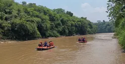 Tim SAR menyisir Sungai Cisadane, Rumpin, Kabupaten Bogor, dalam pencarian seorang pria, Kamis, 9 Oktober 2025. (Sumber: Dok. Polsek Rumpin)