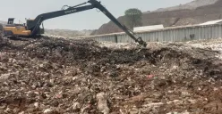 Alat berat dikerahkan Dinas Lingkungan Hidup (DLH) Kota Bekasi untuk merapikan timbunan sampah yang longsor di Tempat Pembuangan Akhir (TPA) Sumurbatu, Bantar Gebang, Kamis 9 Oktober 2025. (Sumber: DLH Kota Bekasi)