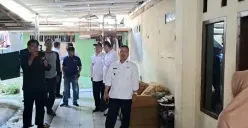 Wali Kota Depok Supian Suri mengunjungi salah satu rumah yang terkena angin puting beliung di daerah RT 04 RW 09, Kelurahan Grogol, Kecamatan Limo, Kota Depok. (Sumber: Istimewa)