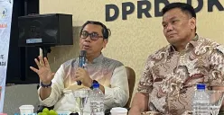 Staf Khusus Gubernur Jakarta, Yustinus Prastowo saat memberikan keterangan kepada awak media di Balai Kota Jakarta, Jumat, 10 Oktober 2025. (Sumber: Poskota/M. Tegar Jihad)