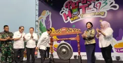 Bupati Tangerang, Moch. Maesyal Rasyid memukul gong pembukaan HUT ke-393 Kabupaten Tangerang di Alun-Alun Tigaraksa, Jumat, 10 Oktober 2025. (Sumber: Dok. Pemkab Tangerang)