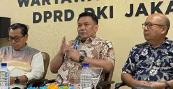 Direktur Utama PT Jakpro, Iwan Takwin saat menyampaikan pernyataan kepada awak media di Balai Kota Jakarta, Jumat, 10 Oktober 2025. (Sumber: Poskota/M. Tegar Jihad)