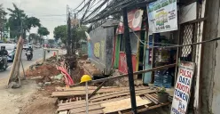 Kondisi tiang miring hingga kabel listrik semerawut di sepanjang Jalan Saharjo, Tebet, Jakarta Selatan, Jumat, 10 Oktober 2025. (Sumber: Poskota/Pandi Ramedhan)