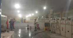 Petugas Damkar Kota Depok berupaya memadamkan api yang membakar salah satu gardu. (Sumber: Damkar Kota Depok)