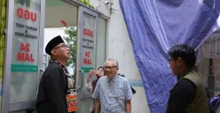Sekda Kabupaten Bogor meninjau bangunan Puskesmas Citeureup pasca kebakaran. (Sumber: Pemkab Bogor)
