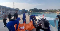 Petugas mengevakuasi mayat pria terambang di Pulau Pari, Kepulauan Seribu, Kamis, 9 Oktober 2025. (Sumber: Dok. Istimewa)