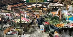 Pedagang sayur di Pasar Embrio, Jakarta Timur, menunggu pembeli di tengah turunnya harga bahan pokok namun pasar masih sepi, Jumat, 10 Oktober 2025. (Sumber: Dhiya Ahmad)
