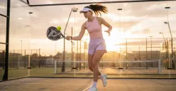 Hasil edit prompt Gemini AI foto wanita sporty sambil olahraga padel. (Sumber: Freepik/user18526052)