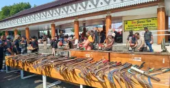 Ratusan sajam hasil sitaan dari berbagai aksi kejahatan Polres Metro Bekasi Kota di Alun-Alun M. Hasibuan, Kecamatan Bekasi Selatan, Jumat, 10 Oktober 2025. (Sumber: Poskota/Nurpini Aulia Rapika)