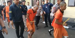 Para pelaku kejahatan saat digiring personel Polres Serang, Jumat, 10 Oktober 2025. (Sumber: Poskota/Rahmat Haryono)