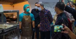 Wali Kota Bogor, Dedie A. Rachim meninjau SPPG Yasmin, Kelurahan Curug Mekar, Kecamatan Bogor Barat. (Sumber: Dok. Pemkot Bogor)