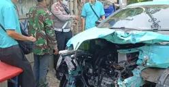 Sebuah taksi tertabrak kereta di perlintasan Jembatan Gantung di Jalan Kembangan Baru, Kecamatan Cengkareng, Jakarta Barat, Jumat, 10 Oktober 2025. (Sumber: Dok. Istimewa)