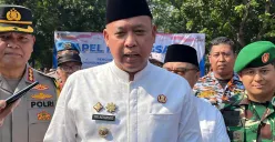 Wali Kota Bekasi Tri Adhianto saat memberikan keterangan kepada awak media terkait rencana pembangunan  gedung sekolah USB SMPN 62 Kota Bekasi. (Sumber: Poskota/Nurpini Aulia Rapika)