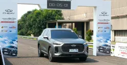 Chery Tiggo 9 CSH AWD saat sesi Media Test Drive di Sirkuit Bridgestone, Karawang, Jumat, 10 Oktober 2025. SUV hybrid ini menunjukkan performa tangguh dan stabil di berbagai medan. (Sumber: Poskota/Ali Mansur)