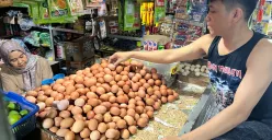 Harga daging hingga telur ayam di Pasar Slipi, Palmerah, Jakarta Barat, mengalami kenaikan, Sabtu, 11 Oktober 2025. (Sumber: Poskota/Pandi Ramedhan)