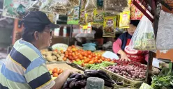 Aktivitas pedagang dan pembeli di pasar tradisional Slipi, Palmerah, Jakarta Barat, Sabtu, 11 Oktober 2025. (Sumber: POSKOTA | Foto: Pandi Ramedhan)