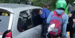 Warga berupaya membantu evakuasi korban kecelakaan beruntun di Exit Tol Joglo, Kembangan, Jakarta Barat, pada Jumat, 11 Oktober 2025. (Sumber: Istimewa)