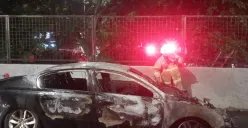 Sebuah mobil terbakar di Jalan Tol Ringroad mengarah ke Tol JOR wilayah Cengkareng, Jakarta Barat, pada Sabtu, 11 Oktober 2025, dini hari. (Sumber: Istimewa)