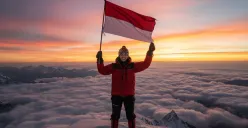 Hasil edit prompt Gemini AI foto wanita di puncak Gunung Himalaya. (Sumber: Freepik/lookstudio)
