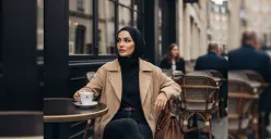 Prompt AI untuk hasilkan foto portrait yang stylish, elegan, dan berkelas profesional. Artikel ini merangkum prompt pilihan Gemini AI dengan nuansa hitam cinematic dan teknik chiaroscuro dramatis. (Sumber: Gemini AI)