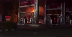 Truk tangki BBM terbakar di SPBU Jalan Kemanggisan Utama Raya, Kemanggisan, Palmerah, Jakarta Barat, pada Sabtu, 11 Oktober 2025 dini hari. (Sumber: Istimewa)