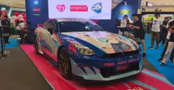 Kolaborasi MaxDecal dan SekuyaEVOS di IMX 2025 menghadirkan karya seni otomotif bertema multiverse. (Sumber: Poskota/Erwan Hartawan)
