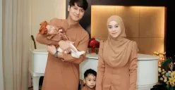 Lesti Kejora dan Rizky Billar bersama anak-anak mereka dalam momen pengumuman kehamilan ketiga yang penuh kehangatan dan cinta. (Sumber: Instagram/@lestikejora)