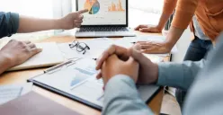 Audit internal berperan sebagai pilar utama pengawasan organisasi, memastikan setiap proses berjalan transparan dan sesuai tujuan manajemen.” (Sumber: Pinterest)