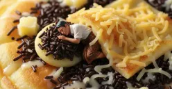 Promt gemini AI tertidur di atas makanan (Sumber: Gemini AI)