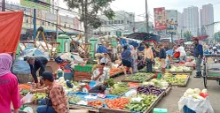 Aktivitas jual beli di Pasar Baru Bekasi pada Minggu, 12 Oktober 2025, yang ramai meski harga sejumlah bahan pokok mengalami kenaikan. (Sumber: POSKOTA | Foto: Nurpini Aulia Rapika)