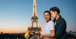 Hasil edit prompt Gemini AI foto pasangan romantis liburan di Eropa. (Sumber: Freepik/jcomp)