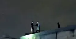 Tangkap layar insiden pertengkaran dua orang warga di salah satu atap rumah di Jalan Ancol Selatan, Tanjung Priok, Jakarta Utara, Jumat, 10 Oktober 2025.