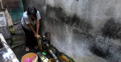 Warga beraktivitas di kawasan padat penduduk Tanah Tinggi Johar Baru, Jakarta, Minggu, 12 Oktober 2025. (Sumber: POSKOTA | Foto: Bilal Nugraha Ginanjar)