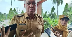 Wali Kota Bekasi, Tri Adhianto, saat ditemui di Plaza Pemkot Bekasi, Senin 13 Oktober 2025. Ia menyampaikan bahwa Pemkot berencana menyewa mobil listrik bagi pejabat/ ASN sebagai langkah efisiensi anggaran. (Sumber: Poskota/Nurpini Aulia Rapika)