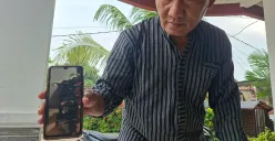Orang tua korban, H. Alvian, memperlihatkan foto motor anaknya yang hilang dicuri. (Sumber: Poskota/Angga Pahlevi)