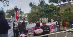 Aliansi Masyarakat Bandung Barat Geruduk Kantor Bupati, dan DPRD Bandung. (Sumber: Gatot Poedji Utomo)